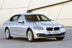 Neuer BMW 5er beim Händler – Intelligenter Notruf serienmäßig.