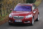 Opel Insignia 2.8 V6 4x4 ST - Lichtschein im Dunkeln