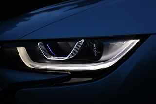 BMW i8 - Laser-Premiere im Öko-Sportler