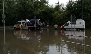 Ratgeber: Auto unter Wasser - Vorsicht vor Riesenpfützen