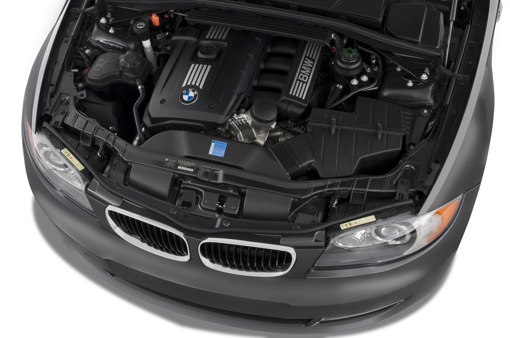 Двигатель бмв 1.6. BMW 128i. Авто БМВ 1.1 двигатель. 1.8BMW двигатель.