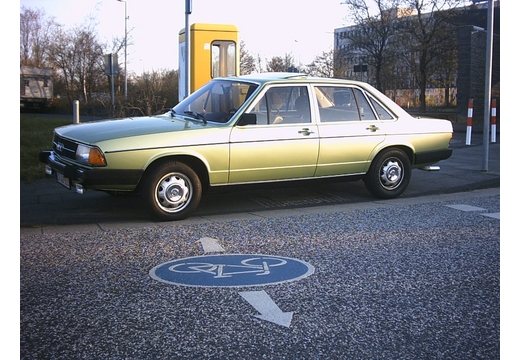 Audi 100 Limousine (1976–1982)