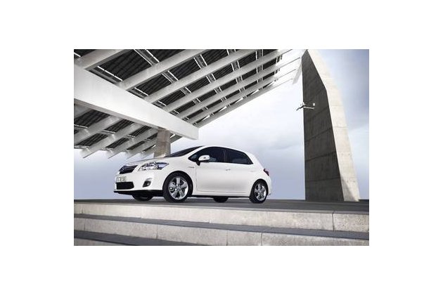 „Gelber Engel“ 2011: Erstes „Auto der Zukunft“ ist Toyotas Auris Hybrid