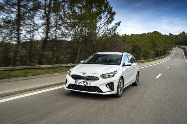 Bilder Die Kraftprobe Test Kia Ceed Sportswagon Phev Autoplenum De