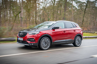 Test: Opel Grandland X Hybrid4  - Potz-Plug-in-Blitz 