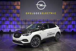 Opel Corsa-e und Grandland X Hybrid4 - Doppelte Elektro-Weltpremiere
