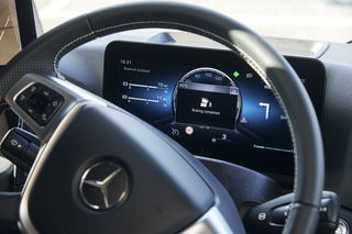 Lkw-Assistenzsysteme von Mercedes - Notbremsung vor Abbiegeunfall