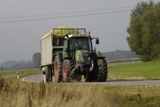 Ratgeber: Gefahr in der Erntesaison - Überbreit und schlecht beleuc...