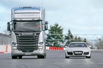 Audi R8 Coupé 4.2 FSI gegen Scania R 730 Topline: Autotausch der be...