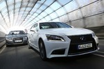 Audi A8 4.0 TFSI quattro und Lexus LS 600h F-Sport: Downsizing gege...