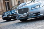Jaguar XJ gegen VW Phaeton: Der eine fegt, der andere schwebt