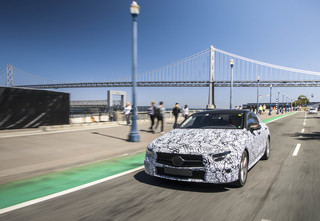 Abnahmefahrt mit dem neuen Mercedes CLS - Showtime in den Straßen v...