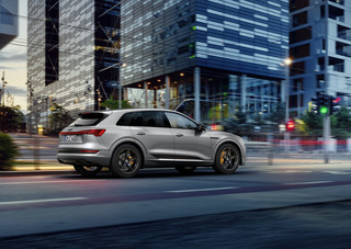 Audi e-tron S line black edition - Schwarz und Orange