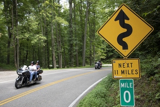 Unterwegs auf der gefährlichsten Straße der USA - 318 Kurven auf 11...