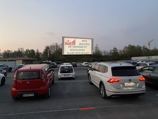 Corona-Ansturm auf Autokinos - Film ab - ohne Mundschutz!