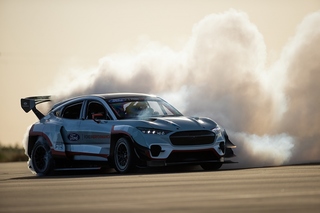 Ford Mustang Mach-E 1400 - Auf den Spuren von Evel Knievel