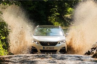 Peugeot 3008 Hybrid4 und Opel Grandland X Hybrid 4 - Teilzeitstromer