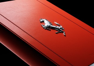 „Ferrari“-Buch im Alu-V12 - Preisintensives Sammlerstück