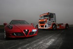 Alfa Romeo 4C und Iveco Race Stralis im Duell: Sportwagen vs. Rennt...