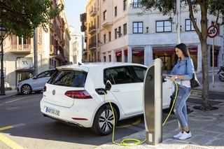 CO2-negative E-Autos - Forscher entwickeln Batterien aus recyceltem...