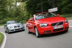 Volvo C70 & BMW 325i: Blech-Lawine