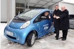 Saarlands Ministerpräsident nimmt Peugeot i0n entgegen