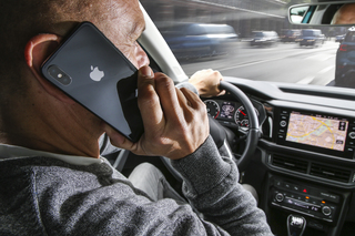 Polizei im Kampf gegen Handy am Steuer - Mit Tricks und Technik