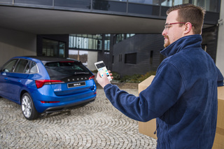 Paketzustellung ins Auto - Skoda testet Kofferraum-Briefkasten