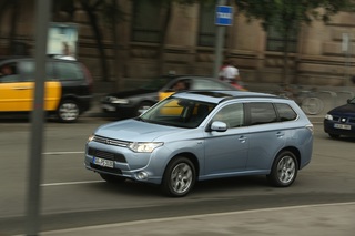 Mitsubishi Outlander PHEV - Drei Motoren sparen besser (Kurzfassung)