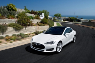Brennende Tesla Model S - Schutzschild gegen die Feuergefahr