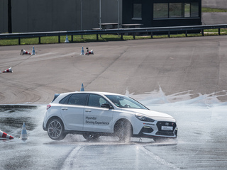 Neues Fahrtraining auch für Elektroautos - Im Hyundai auf die Schul...