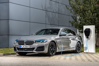 BMW 545e xDrive - E-Hilfe für den Sechszylinder