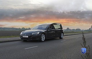 Tesla Model S als Leichenwagen - Emissionsfrei ans Grab