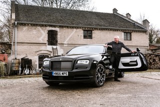 Rolls-Royce Black Badge - Emily im großen Schwarzen