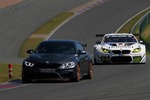 BMW M4 GTS gegen M6 GT3: Rennfahrer im Straßenauto, Tester im Rennw...
