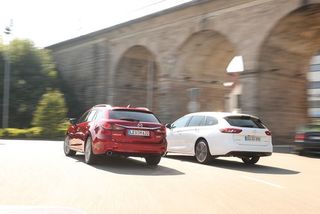 Mazda 6 gegen Opel Insignia: Welcher Kombi hat die Nase vorn?