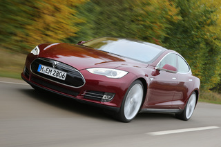 Tesla Model S - Elektroauto in Brand