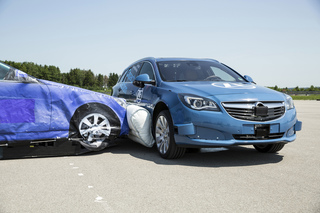 ZF zeigt den ersten Außen-Airbag für den Seitenaufprall - Vorsorgl...